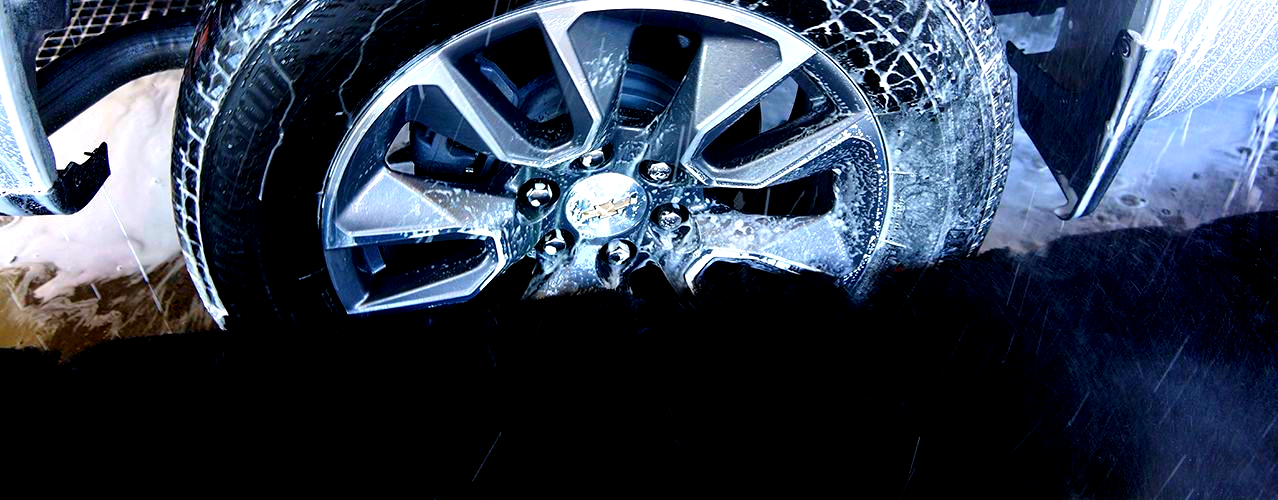 Automatic wheel and tire cleaning equipment